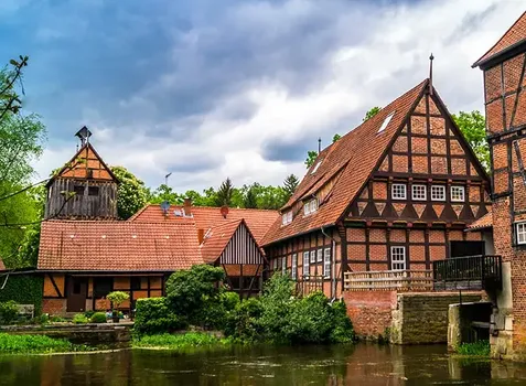 Camping am Fluss in Niedersachsen - Blick auf die romantische Kulisse in Wienhausen
